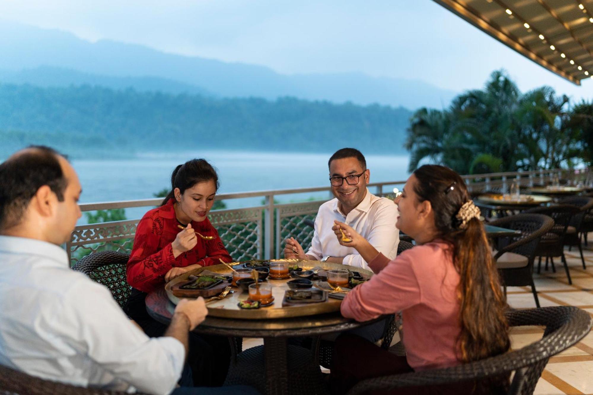โรงแรมคงคา กินรี อะ ริเวอร์ไซด์ บูติกโฮเต็ล ริชิเคช ภายนอก รูปภาพ